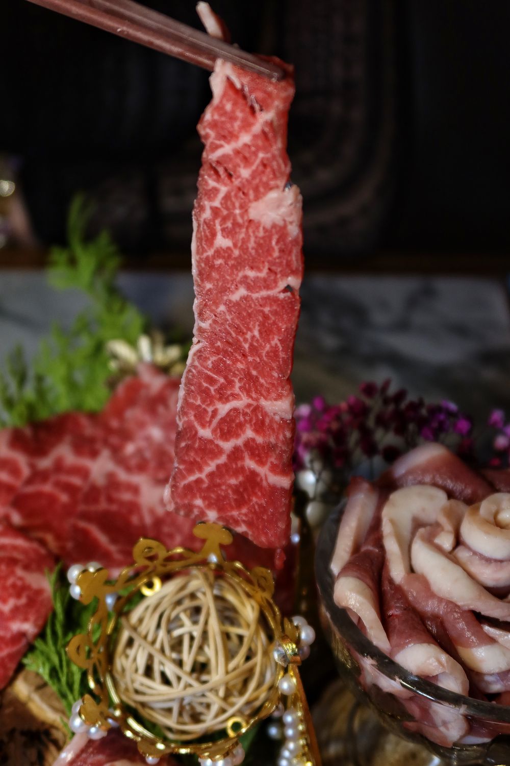 【台中北區宵夜】Eartha燒肉餐酒館，網美系珠寶盒燒肉，專人桌邊代烤服務，調酒生啤喝到飽! @混血珊莎的奇幻旅程