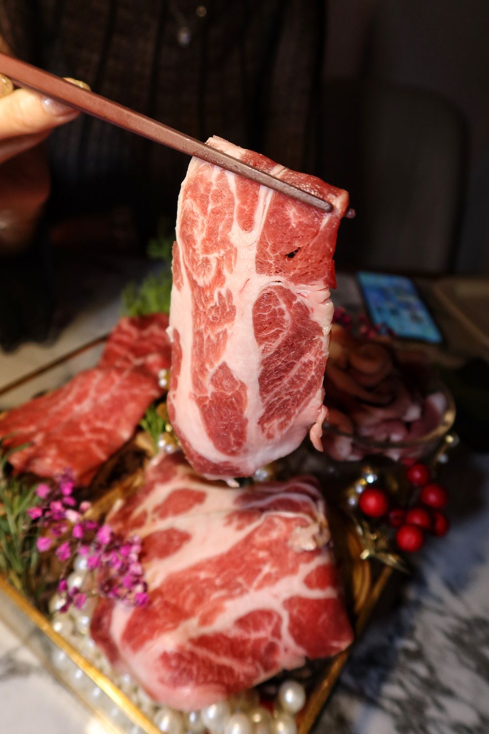 【台中北區宵夜】Eartha燒肉餐酒館，網美系珠寶盒燒肉，專人桌邊代烤服務，調酒生啤喝到飽! @混血珊莎的奇幻旅程