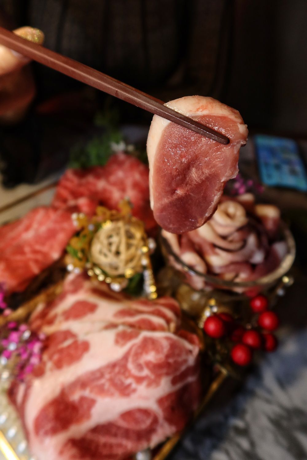 【台中北區宵夜】Eartha燒肉餐酒館，網美系珠寶盒燒肉，專人桌邊代烤服務，調酒生啤喝到飽! @混血珊莎的奇幻旅程