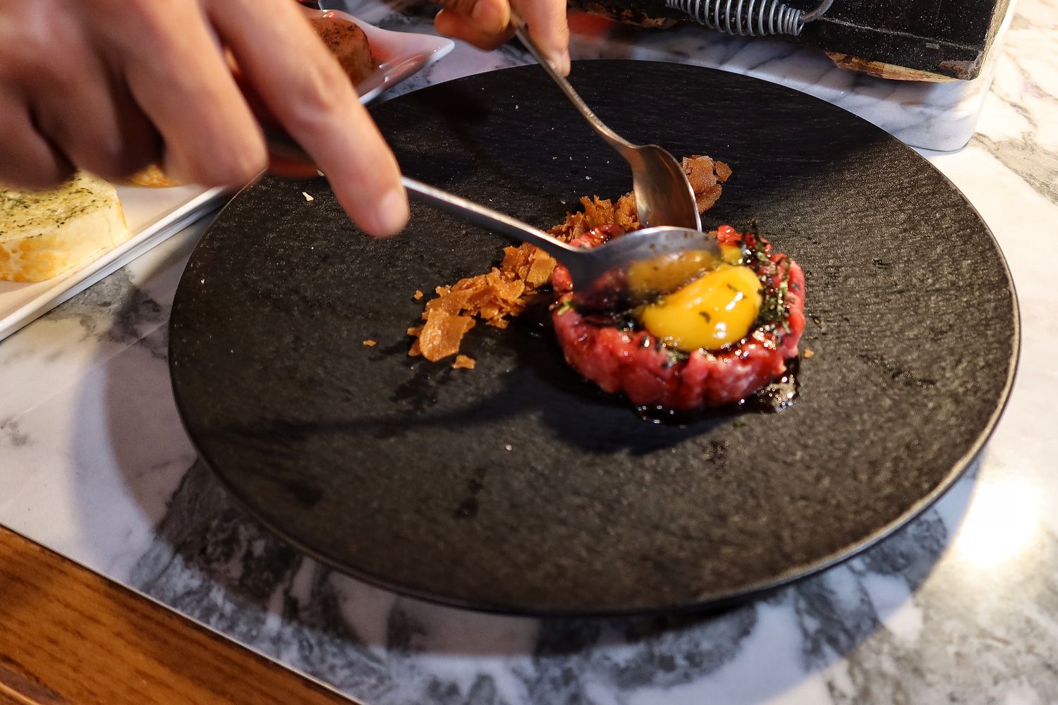 【台中北區宵夜】Eartha燒肉餐酒館，網美系珠寶盒燒肉，專人桌邊代烤服務，調酒生啤喝到飽! @混血珊莎的奇幻旅程