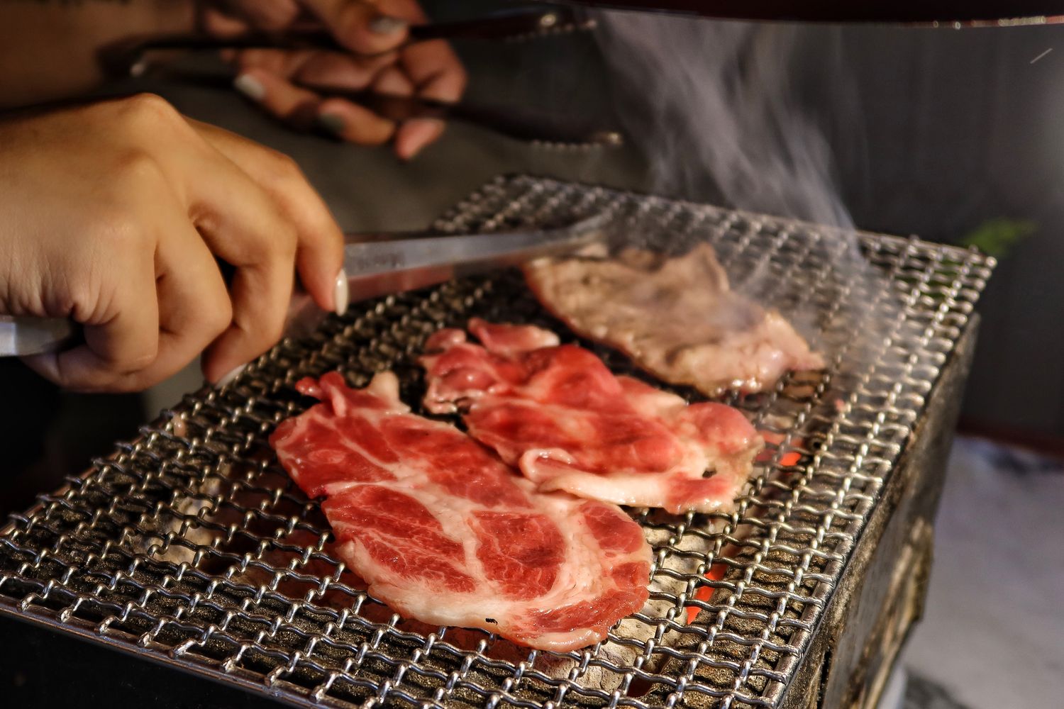 【台中北區宵夜】Eartha燒肉餐酒館，網美系珠寶盒燒肉，專人桌邊代烤服務，調酒生啤喝到飽! @混血珊莎的奇幻旅程