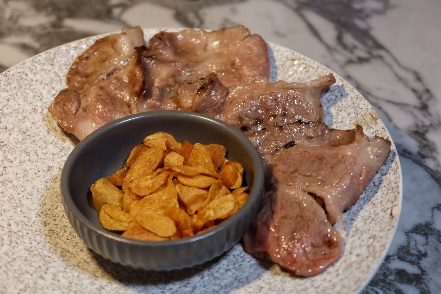 【台中北區宵夜】Eartha燒肉餐酒館，網美系珠寶盒燒肉，專人桌邊代烤服務，調酒生啤喝到飽! @混血珊莎的奇幻旅程