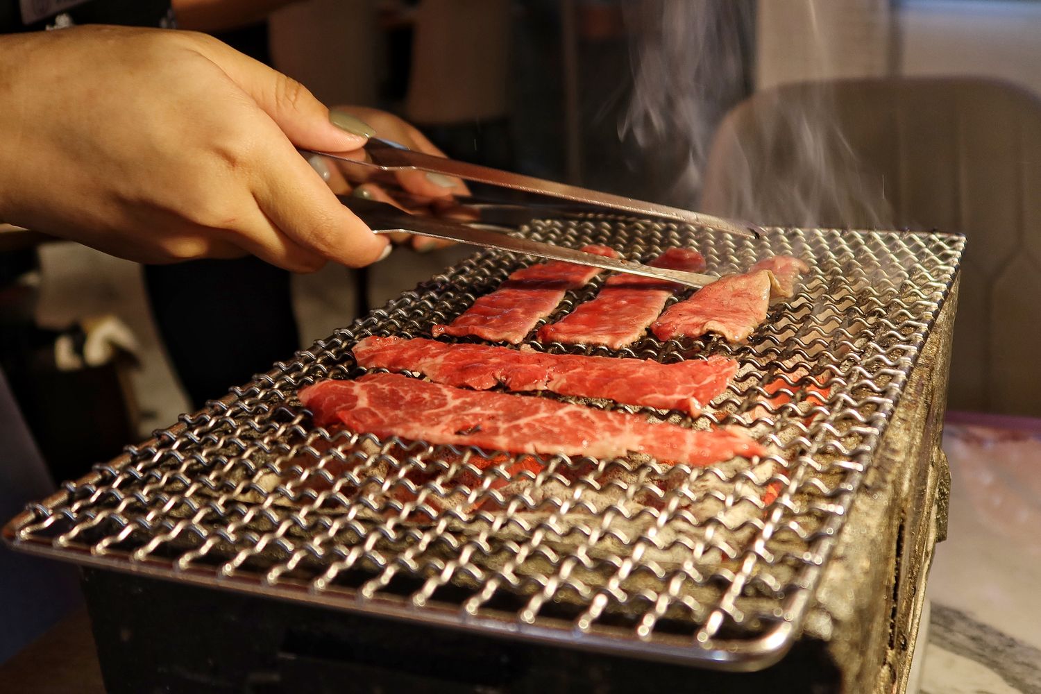 【台中北區宵夜】Eartha燒肉餐酒館，網美系珠寶盒燒肉，專人桌邊代烤服務，調酒生啤喝到飽! @混血珊莎的奇幻旅程