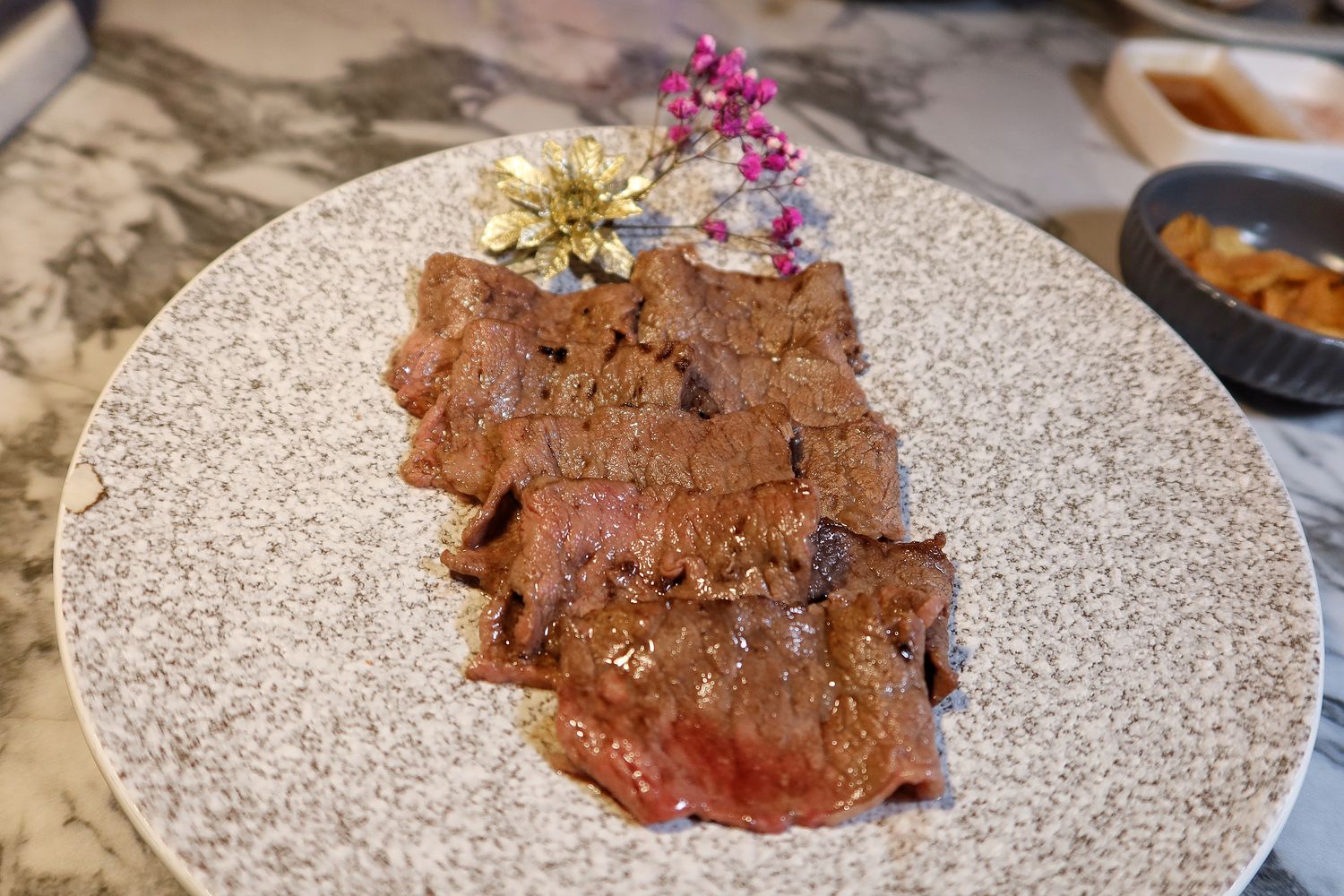 【台中北區宵夜】Eartha燒肉餐酒館，網美系珠寶盒燒肉，專人桌邊代烤服務，調酒生啤喝到飽! @混血珊莎的奇幻旅程