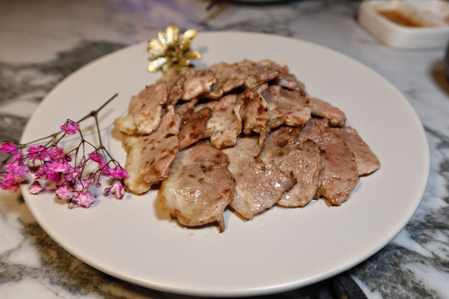 【台中北區宵夜】Eartha燒肉餐酒館，網美系珠寶盒燒肉，專人桌邊代烤服務，調酒生啤喝到飽! @混血珊莎的奇幻旅程