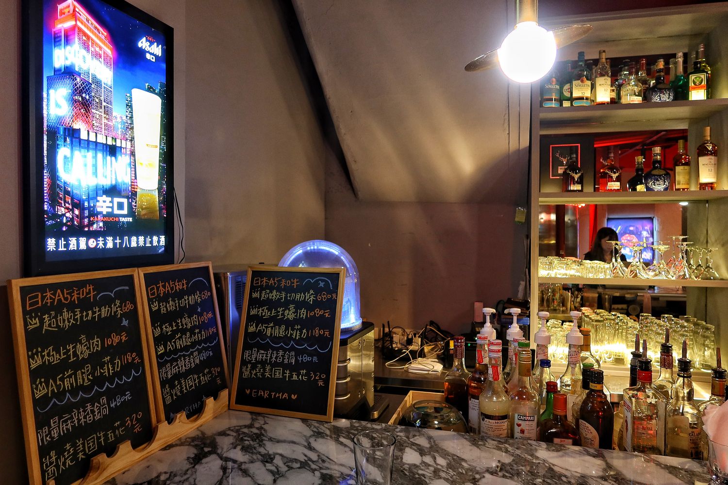 【台中北區宵夜】Eartha燒肉餐酒館，網美系珠寶盒燒肉，專人桌邊代烤服務，調酒生啤喝到飽! @混血珊莎的奇幻旅程