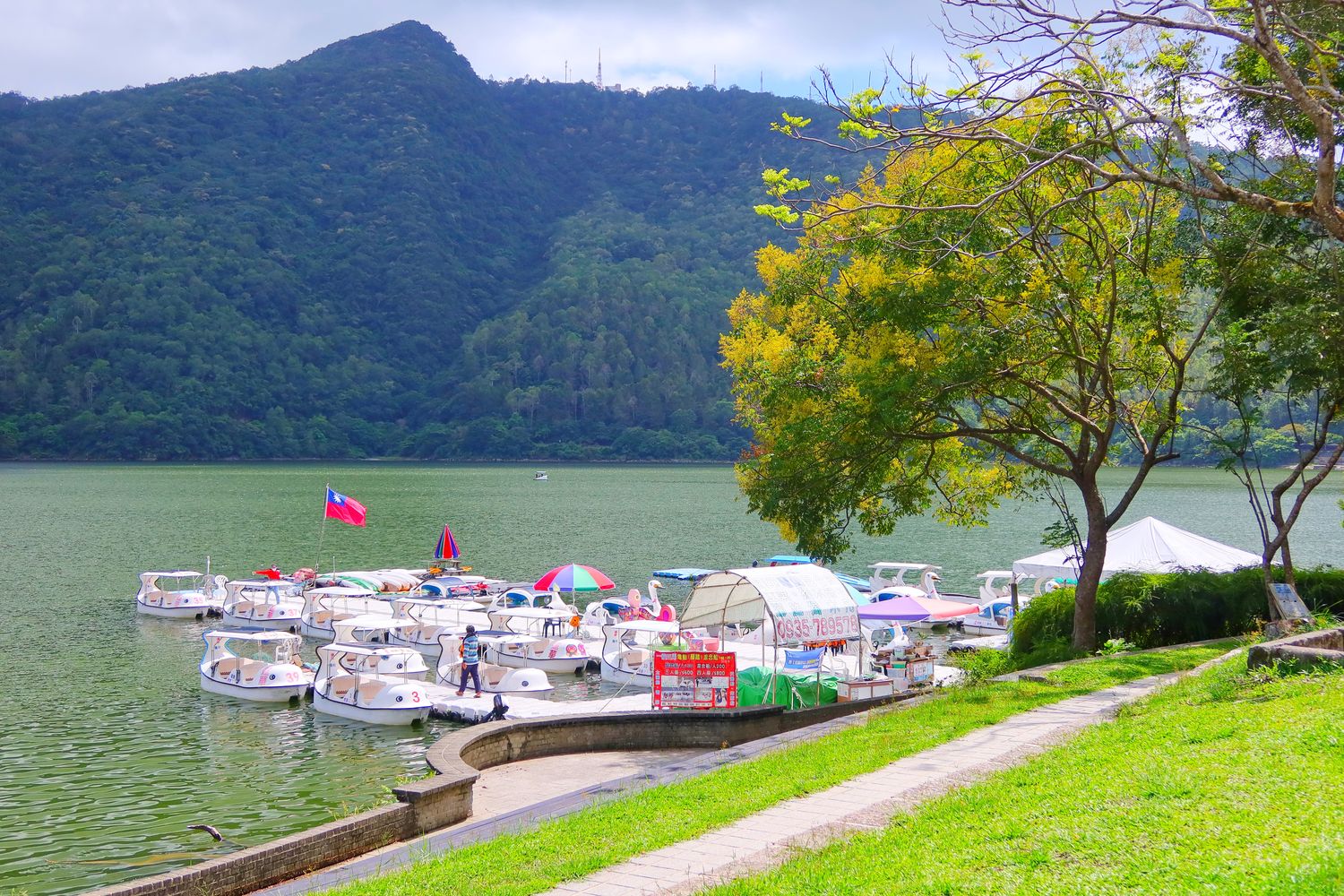【壽豐早午餐】黑屋 cafe 透明玻璃屋，鯉魚潭河景第一排，享受湖邊悠閒時光! @混血珊莎的奇幻旅程