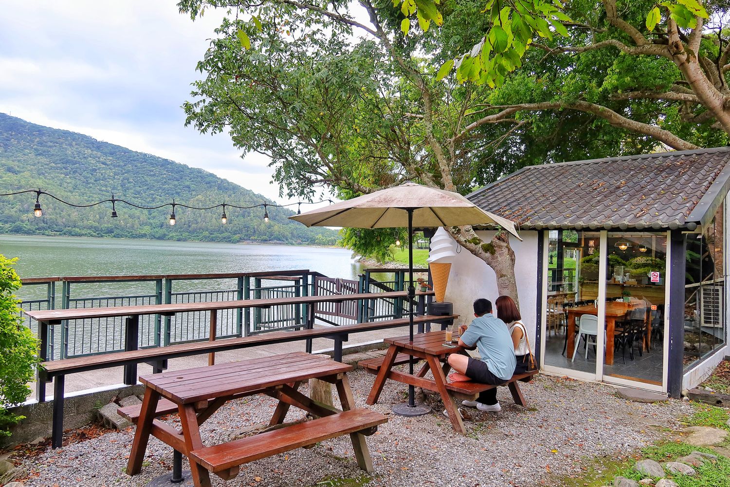 【壽豐早午餐】黑屋 cafe 透明玻璃屋，鯉魚潭河景第一排，享受湖邊悠閒時光! @混血珊莎的奇幻旅程