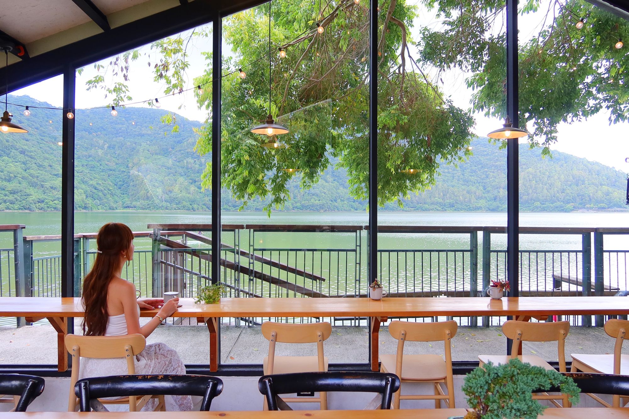 【壽豐早午餐】黑屋 cafe 透明玻璃屋，鯉魚潭河景第一排，享受湖邊悠閒時光! @混血珊莎的奇幻旅程