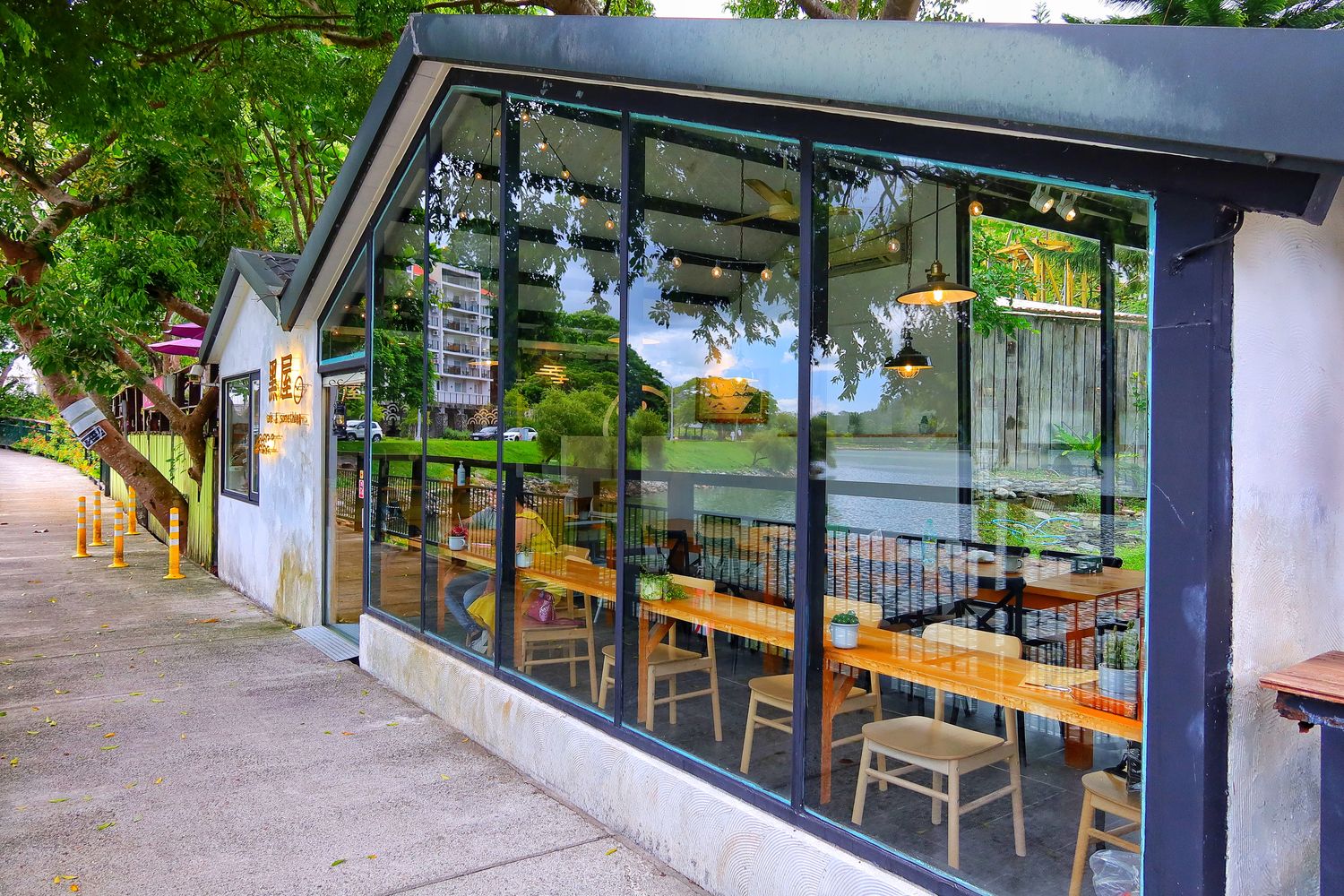 【壽豐早午餐】黑屋 cafe 透明玻璃屋，鯉魚潭河景第一排，享受湖邊悠閒時光! @混血珊莎的奇幻旅程