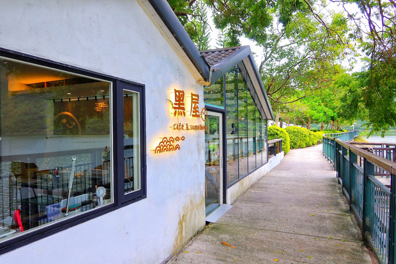 【壽豐早午餐】黑屋 cafe 透明玻璃屋，鯉魚潭河景第一排，享受湖邊悠閒時光! @混血珊莎的奇幻旅程