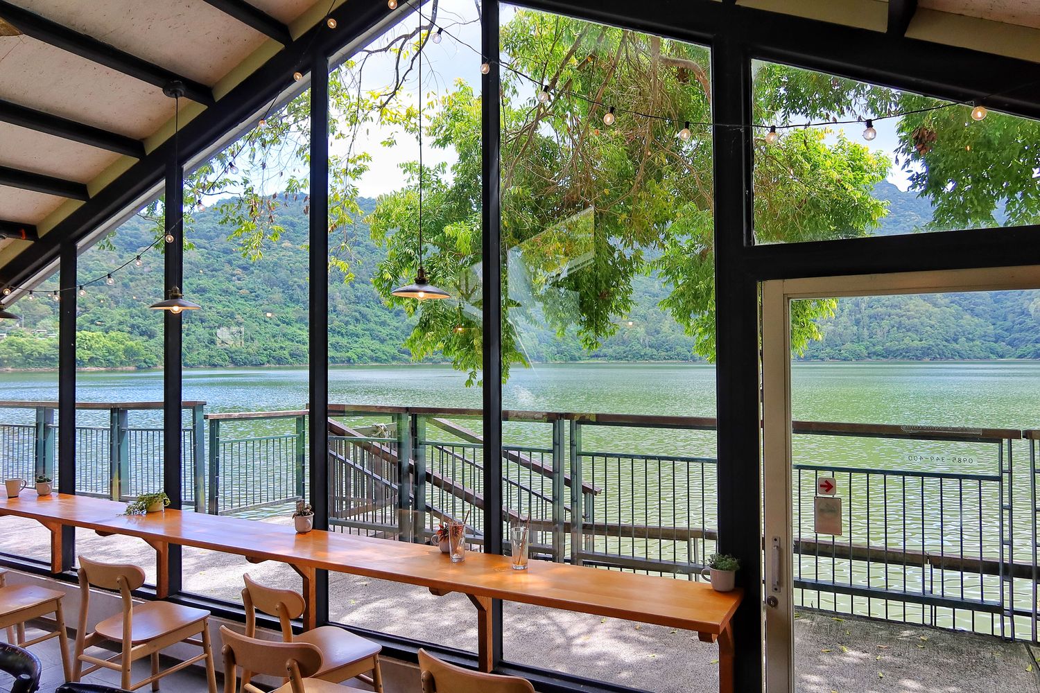 【壽豐早午餐】黑屋 cafe 透明玻璃屋，鯉魚潭河景第一排，享受湖邊悠閒時光! @混血珊莎的奇幻旅程