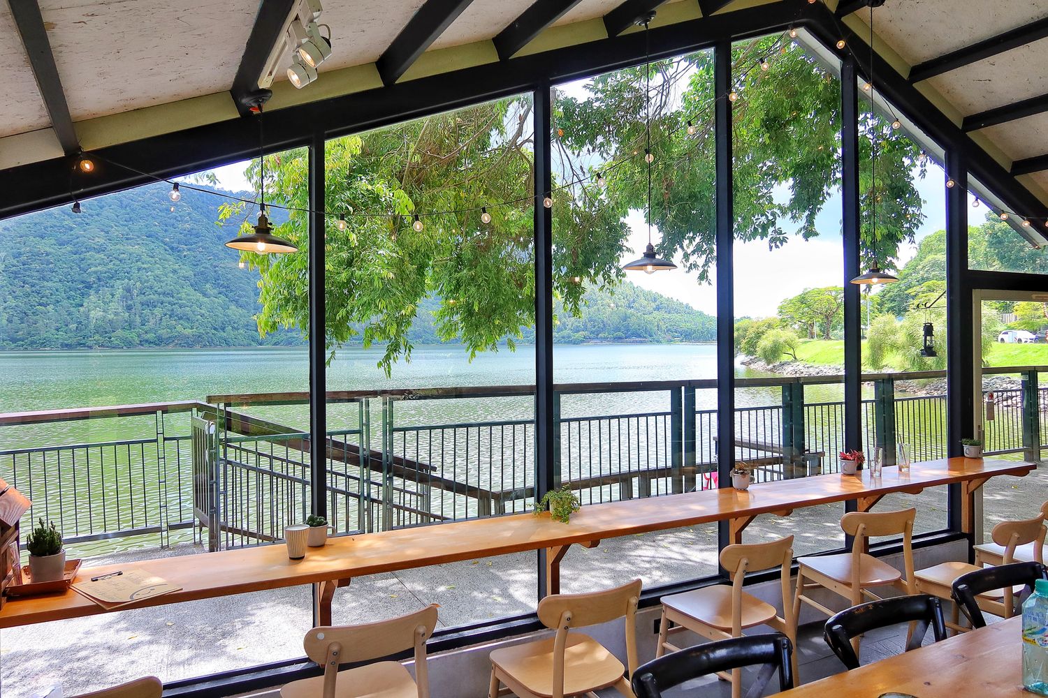 【壽豐早午餐】黑屋 cafe 透明玻璃屋，鯉魚潭河景第一排，享受湖邊悠閒時光! @混血珊莎的奇幻旅程