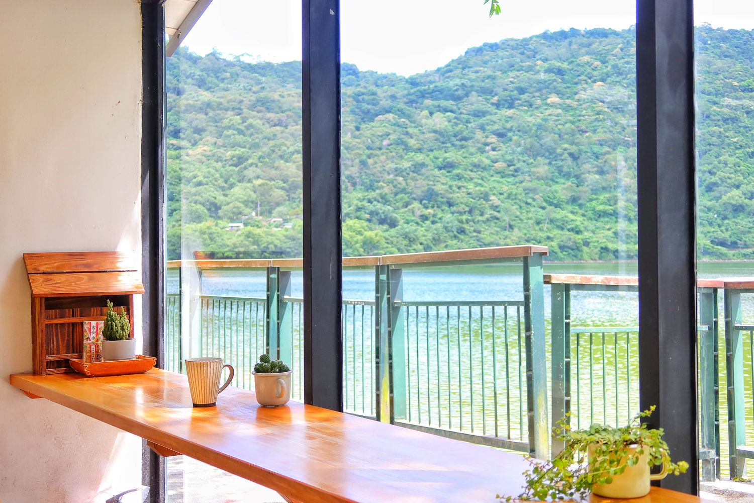 【壽豐早午餐】黑屋 cafe 透明玻璃屋，鯉魚潭河景第一排，享受湖邊悠閒時光! @混血珊莎的奇幻旅程