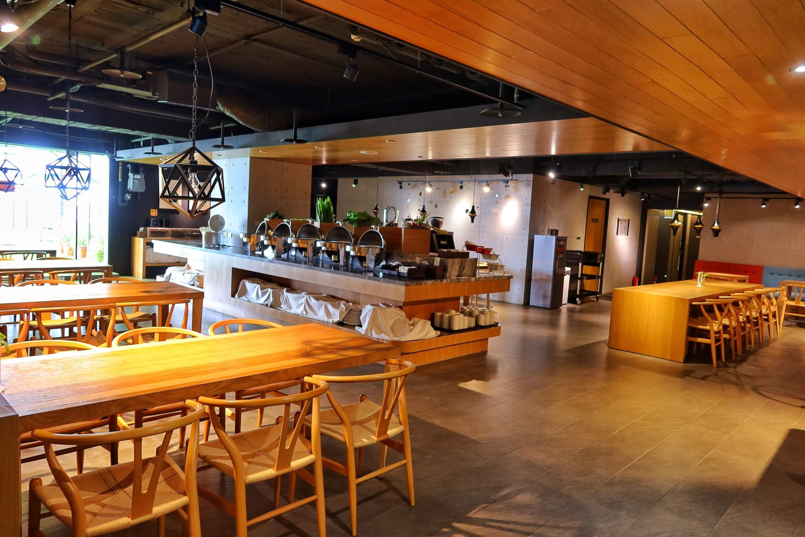 【旅居文旅高雄亞灣館】近三多商圈跟捷運，飲品冰淇淋 24 小時免費供應! @混血珊莎的奇幻旅程