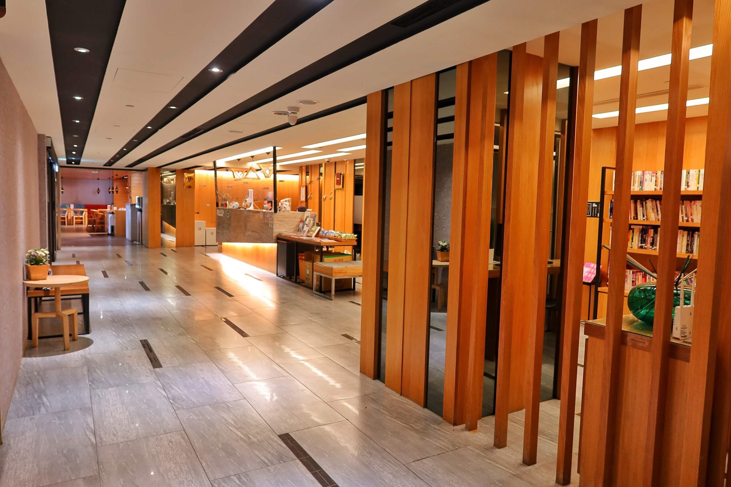 【旅居文旅高雄亞灣館】近三多商圈跟捷運，飲品冰淇淋 24 小時免費供應! @混血珊莎的奇幻旅程