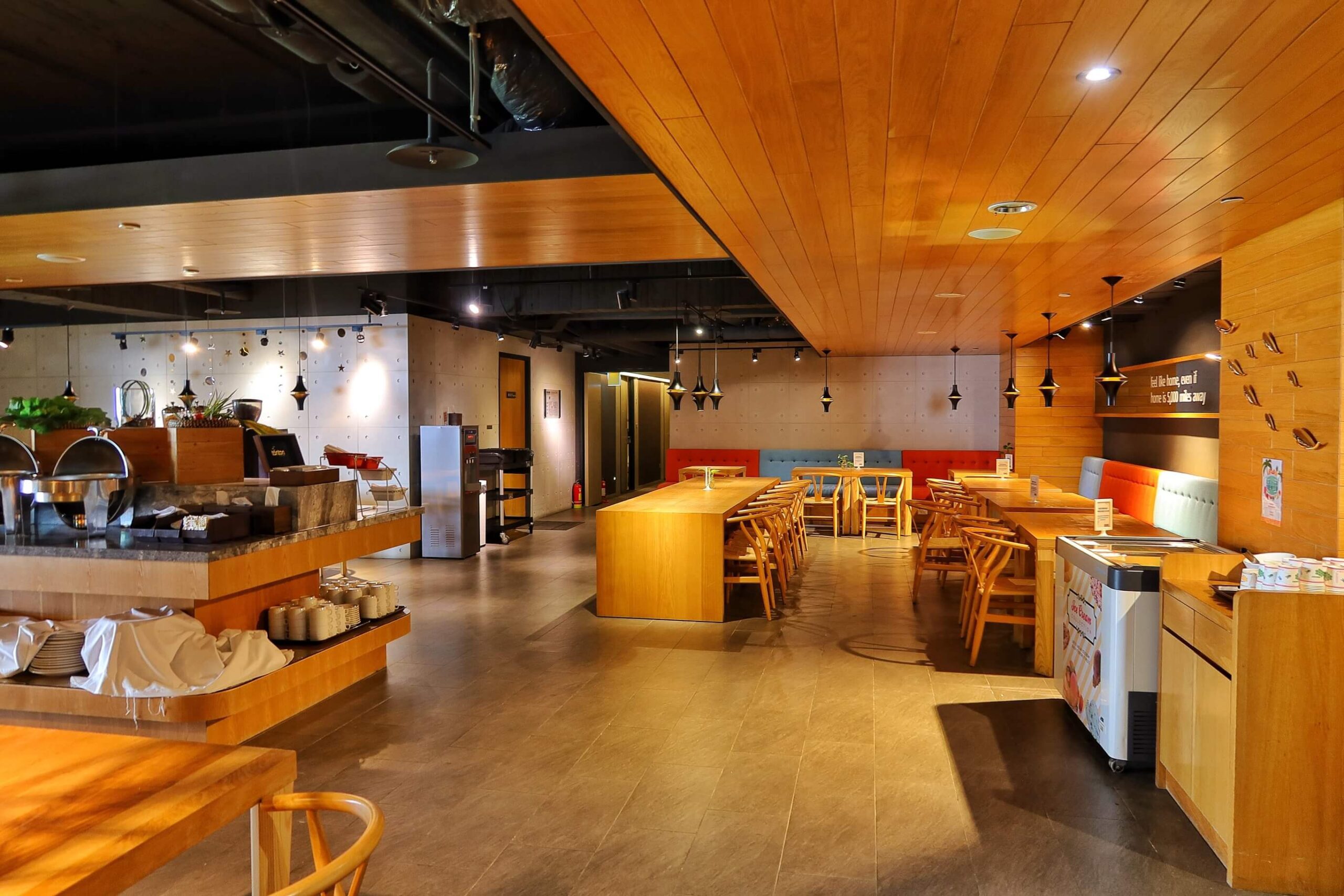 【旅居文旅高雄亞灣館】近三多商圈跟捷運，飲品冰淇淋 24 小時免費供應! @混血珊莎的奇幻旅程