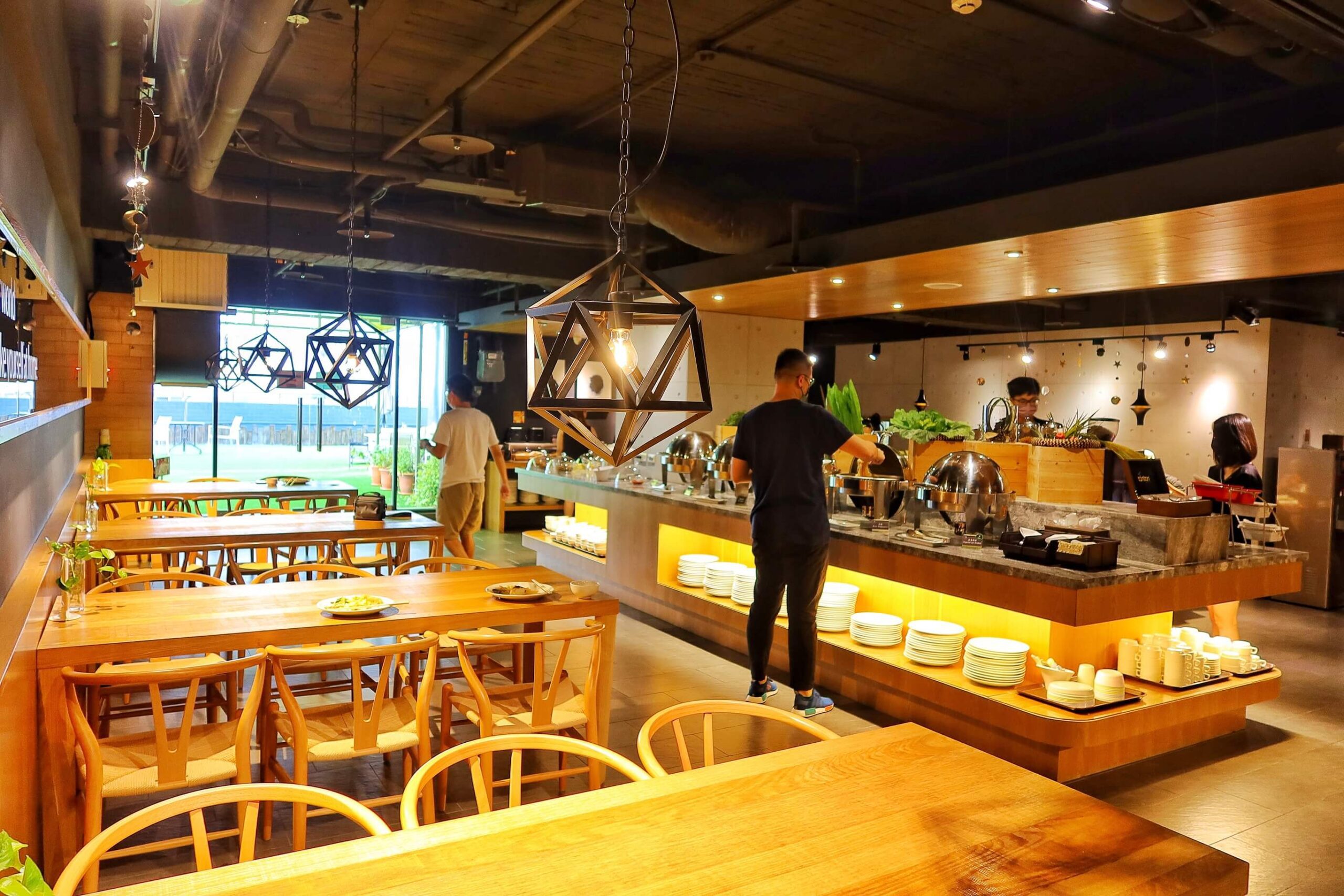 【旅居文旅高雄亞灣館】近三多商圈跟捷運，飲品冰淇淋 24 小時免費供應! @混血珊莎的奇幻旅程