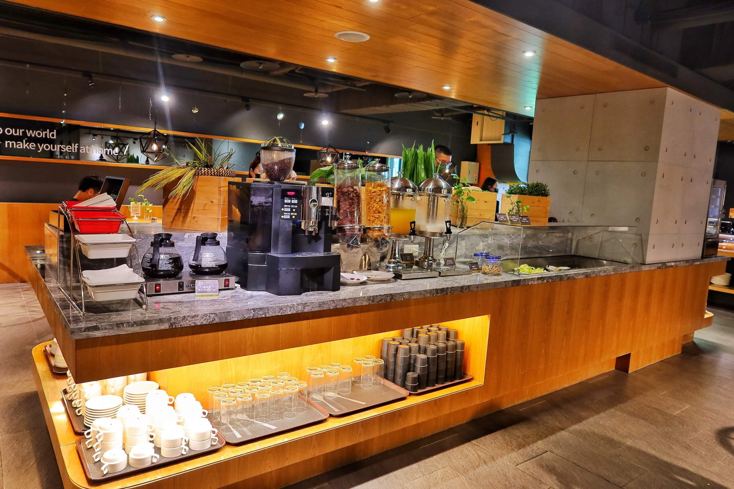 【旅居文旅高雄亞灣館】近三多商圈跟捷運，飲品冰淇淋 24 小時免費供應! @混血珊莎的奇幻旅程