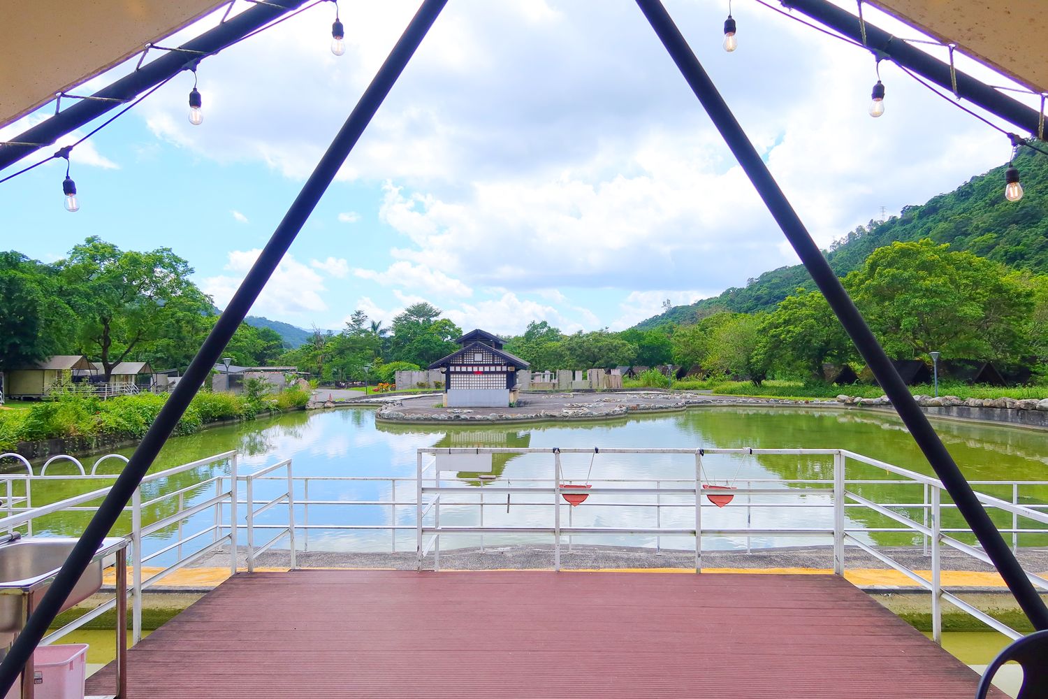 【花蓮露營】鯉魚潭露營渡假村，山水谷豪華露營體驗，超夢幻水上球型屋，帳蓬附設獨立衛浴，烤肉溫泉通通有，走出房門就能看星星! @混血珊莎的奇幻旅程