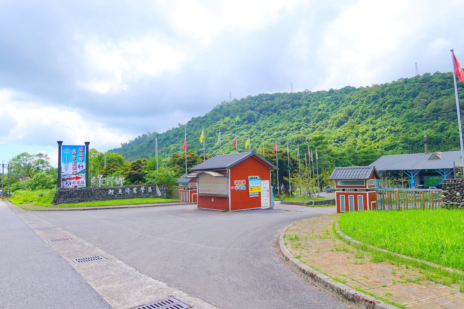 【花蓮露營】鯉魚潭露營渡假村，山水谷豪華露營體驗，超夢幻水上球型屋，帳蓬附設獨立衛浴，烤肉溫泉通通有，走出房門就能看星星! @混血珊莎的奇幻旅程