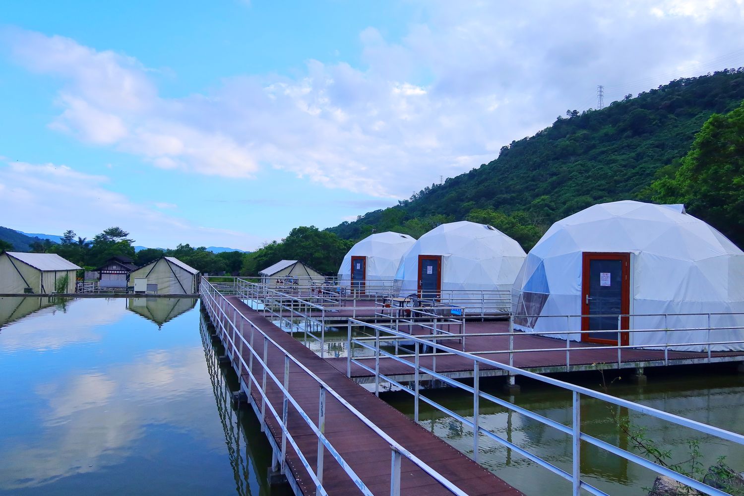 【花蓮露營】鯉魚潭露營渡假村，山水谷豪華露營體驗，超夢幻水上球型屋，帳蓬附設獨立衛浴，烤肉溫泉通通有，走出房門就能看星星! @混血珊莎的奇幻旅程