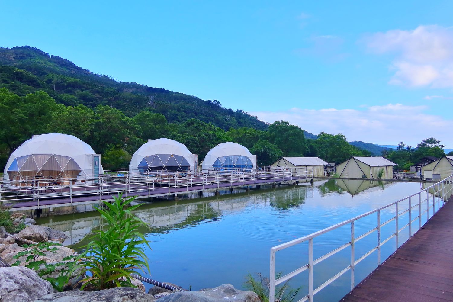 【花蓮露營】鯉魚潭露營渡假村，山水谷豪華露營體驗，超夢幻水上球型屋，帳蓬附設獨立衛浴，烤肉溫泉通通有，走出房門就能看星星! @混血珊莎的奇幻旅程