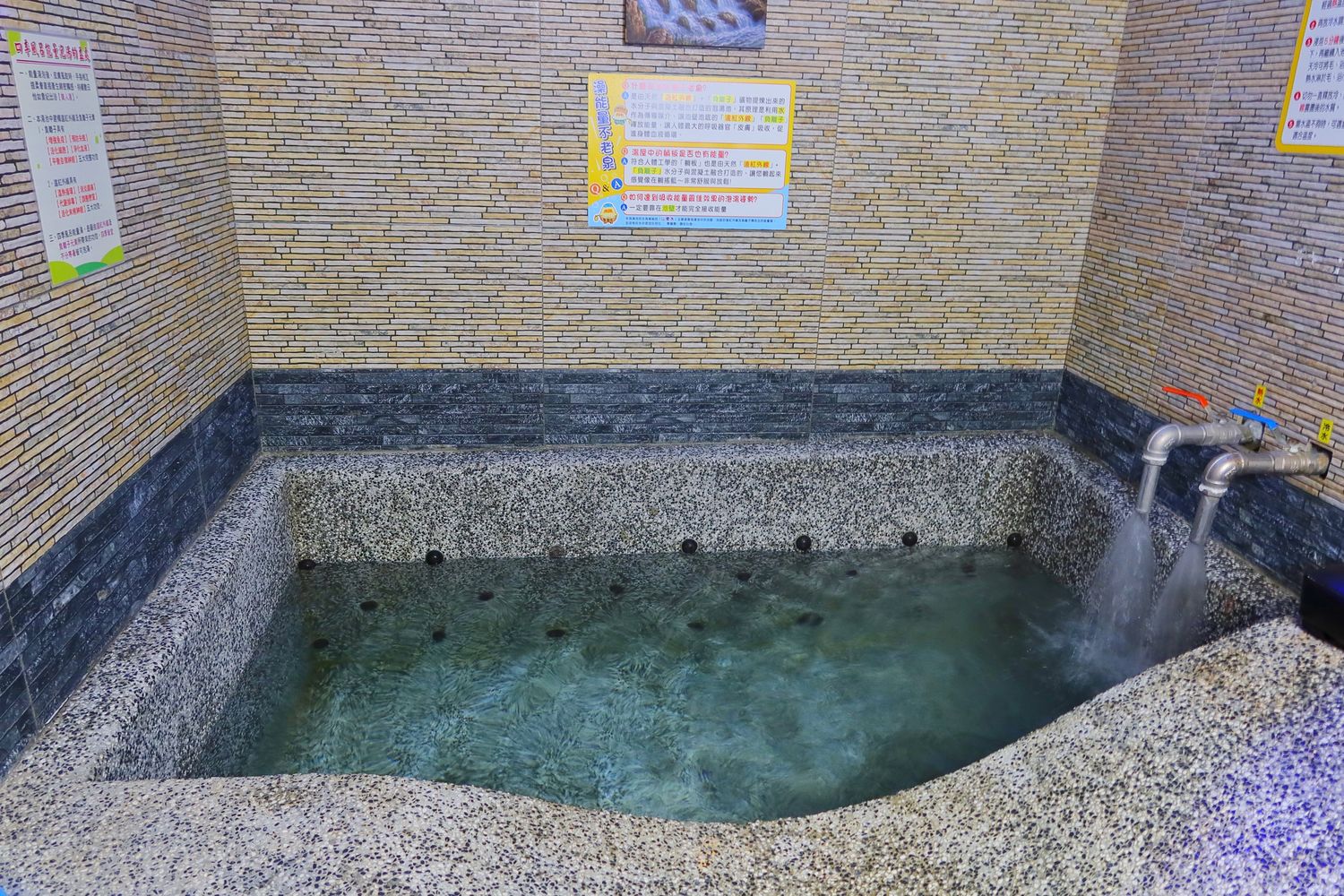 【花蓮露營】鯉魚潭露營渡假村，山水谷豪華露營體驗，超夢幻水上球型屋，帳蓬附設獨立衛浴，烤肉溫泉通通有，走出房門就能看星星! @混血珊莎的奇幻旅程