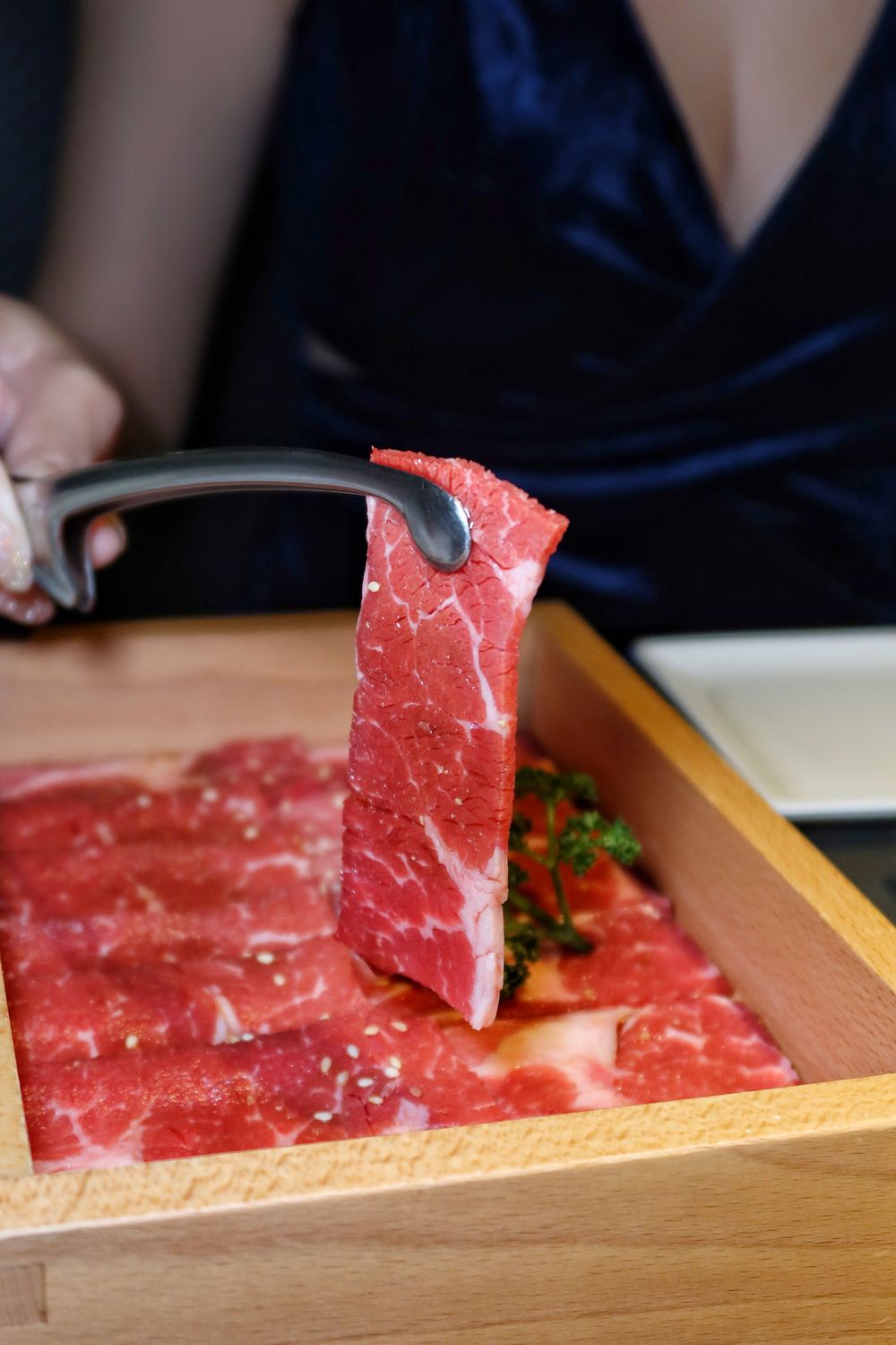 【台中燒肉推薦】NikuNiku 台中肉肉燒肉朝馬店，厚切黑毛牛排鮮嫩帶汁，必吃特製絕品燒肉銷魂美味! @混血珊莎的奇幻旅程