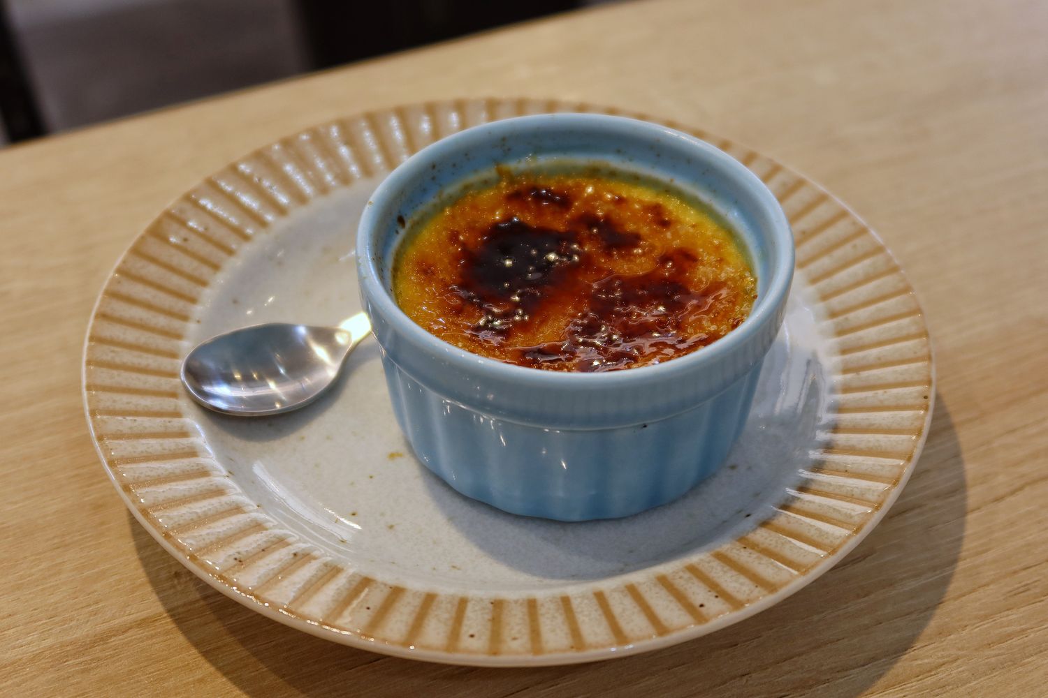 【大里咖啡廳】食久茶事，純白系貨櫃屋搭配浪漫露天草地! @混血珊莎的奇幻旅程