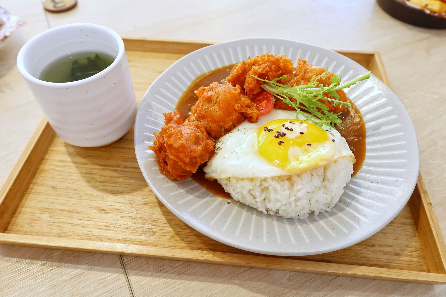 【大里咖啡廳】食久茶事，純白系貨櫃屋搭配浪漫露天草地! @混血珊莎的奇幻旅程