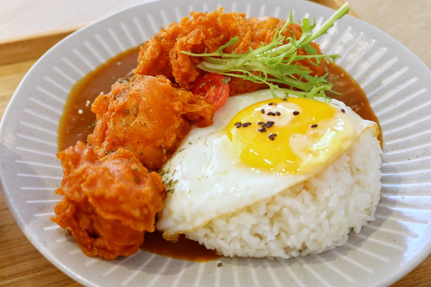 【大里咖啡廳】食久茶事，純白系貨櫃屋搭配浪漫露天草地! @混血珊莎的奇幻旅程
