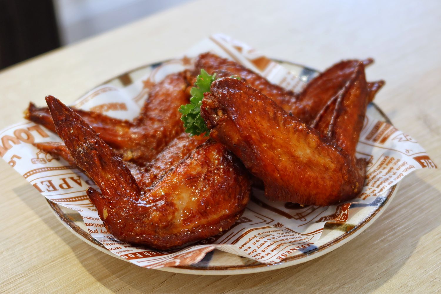 【大里咖啡廳】食久茶事，純白系貨櫃屋搭配浪漫露天草地! @混血珊莎的奇幻旅程