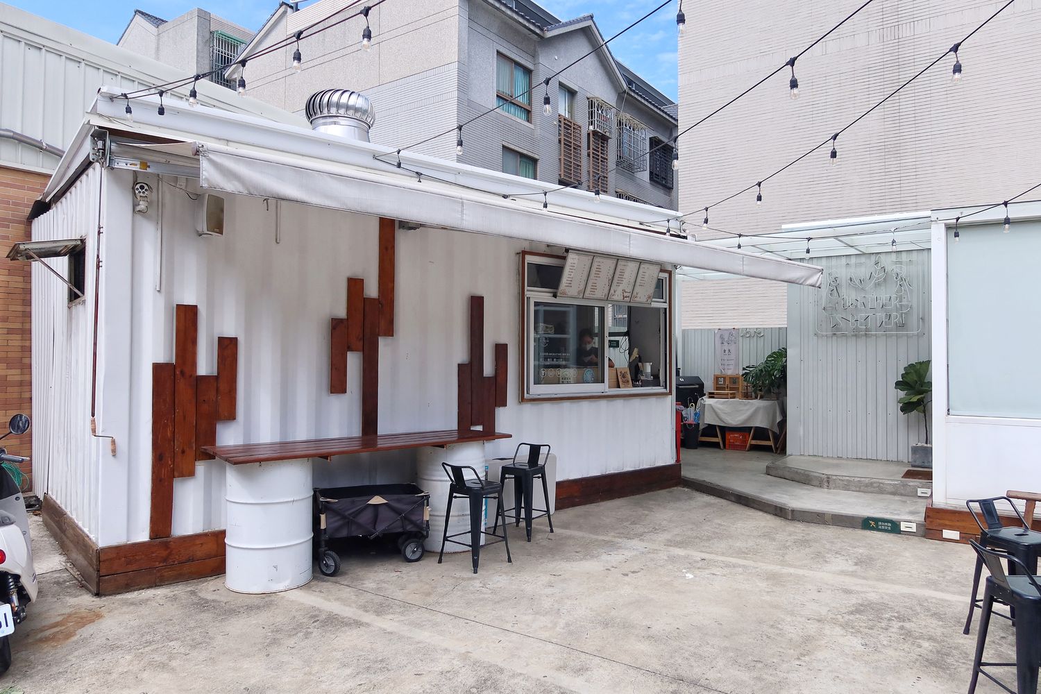 【大里咖啡廳】食久茶事，純白系貨櫃屋搭配浪漫露天草地! @混血珊莎的奇幻旅程