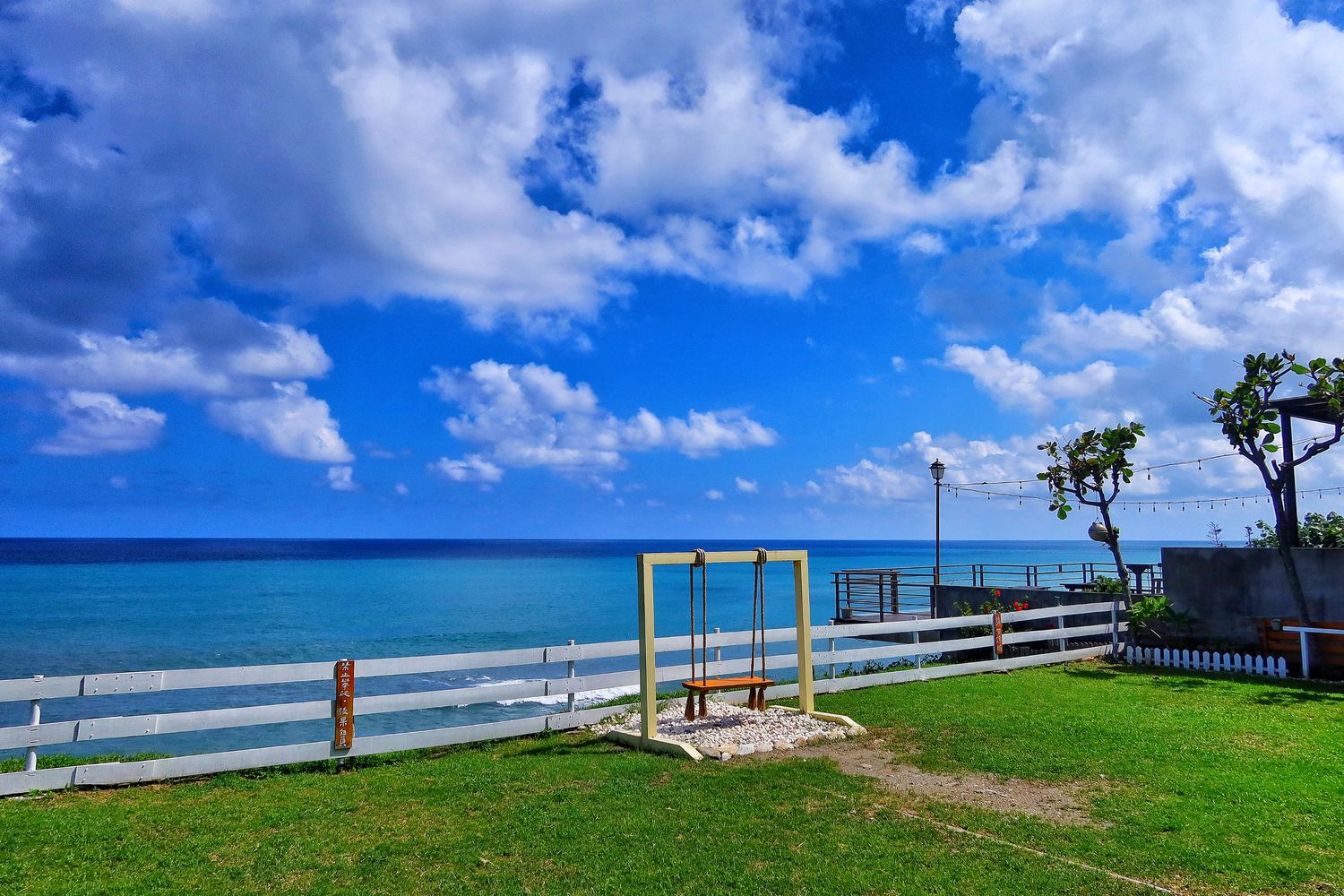 【花蓮壽豐景點】浪慢咖啡~夢幻景觀餐廳，神隱少女的海邊車站、純白鞦韆超好拍，無邊際海景看到飽! @混血珊莎的奇幻旅程