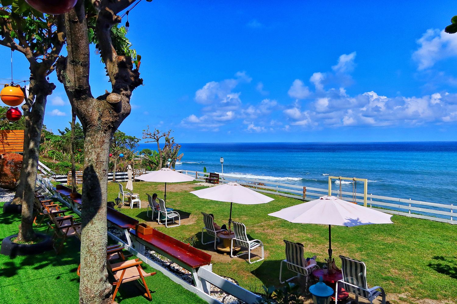 【花蓮壽豐景點】浪慢咖啡~夢幻景觀餐廳，神隱少女的海邊車站、純白鞦韆超好拍，無邊際海景看到飽! @混血珊莎的奇幻旅程