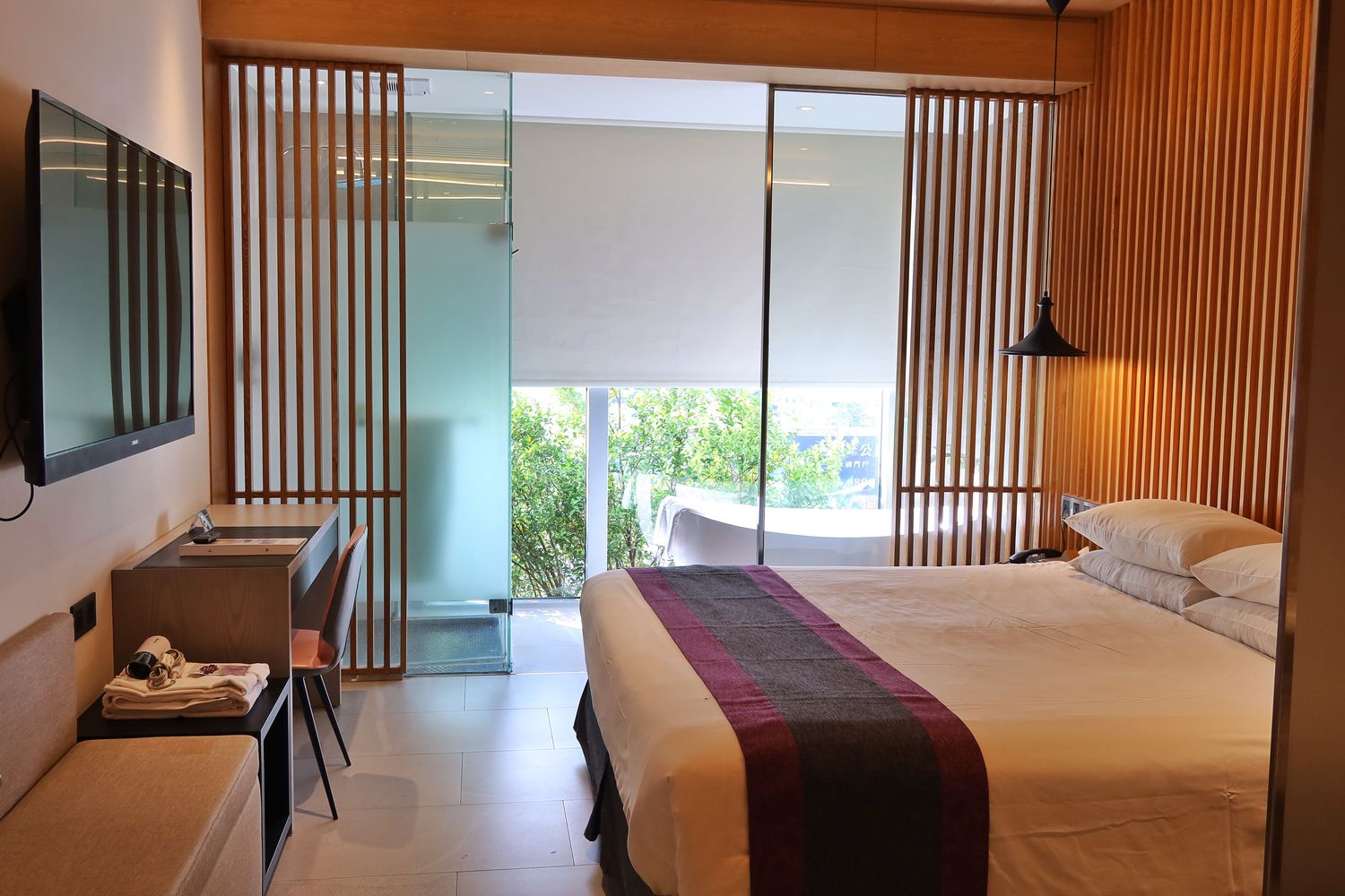 【台中余舍行旅】網美必住! 高空景觀輕奢鵝蛋浴缸雙人房，邊泡澡邊欣賞大肚山美景! @混血珊莎的奇幻旅程
