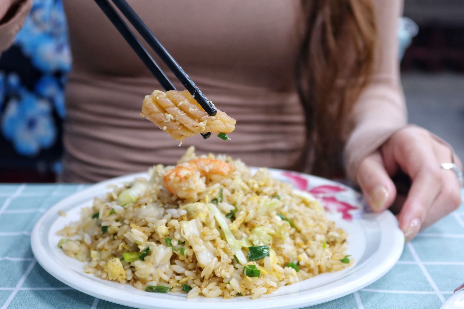 【南方澳美食】阿芬鮮魚湯，只要69元起，海鮮炒飯平價又大碗，在地人激推美食! @混血珊莎的奇幻旅程