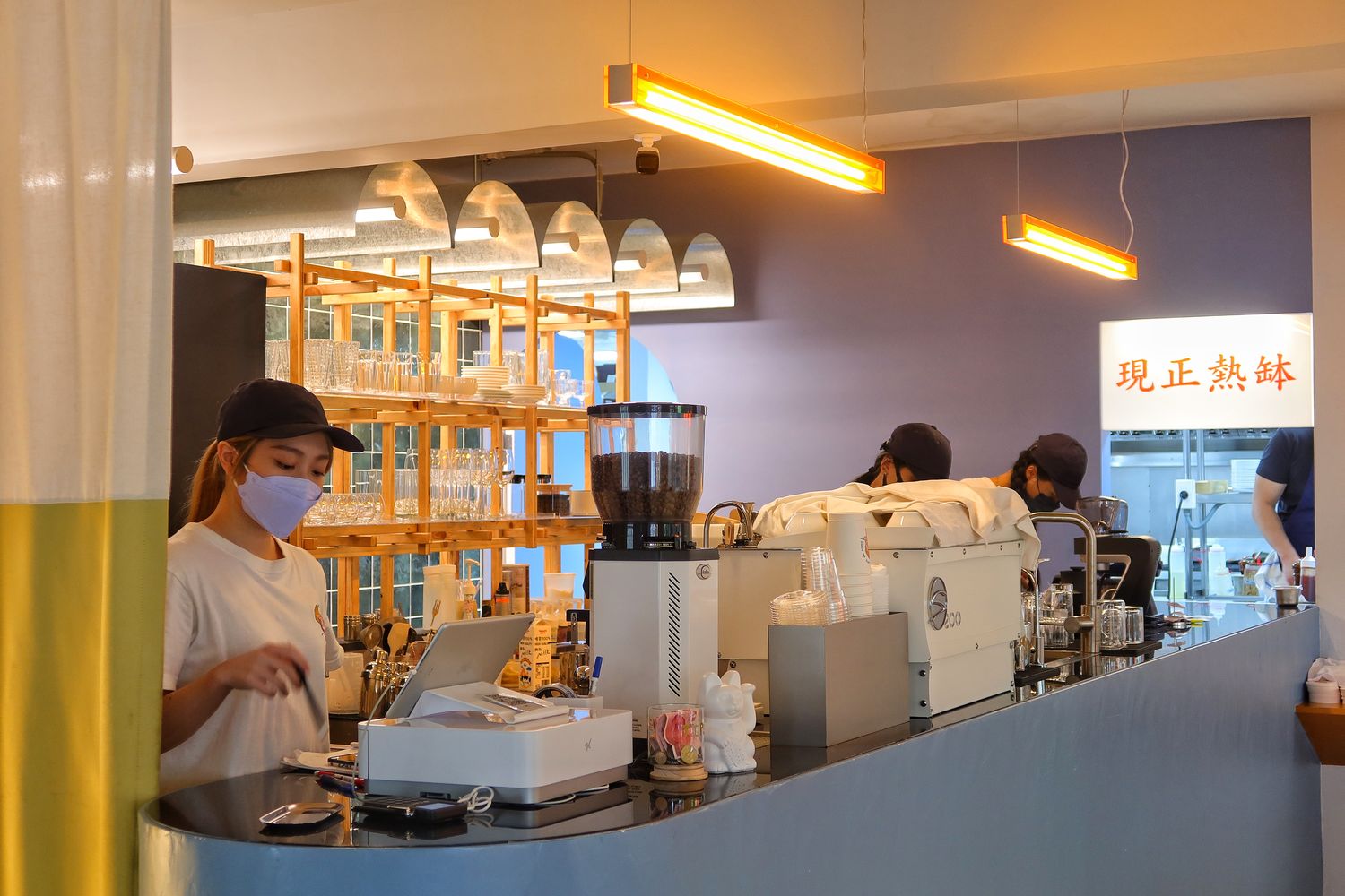 【大安區早午餐】咖央 CAFE JIA SONG，隱身在鬧區2樓的網美咖啡廳， 文青風格超好拍! @混血珊莎的奇幻旅程