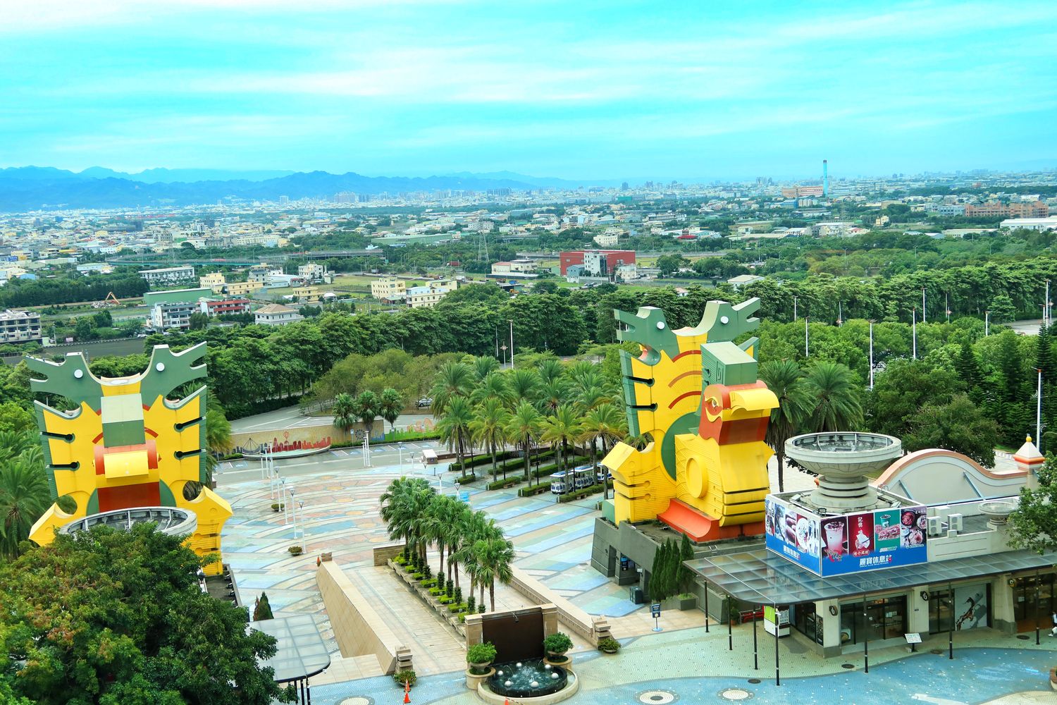 【台中麗寶住宿】福容大飯店麗寶樂園，附設兒童遊戲室.戶外泳池，自助早餐超豐盛，走出門就能玩樂園.搭摩天輪.逛outlet! @混血珊莎的奇幻旅程