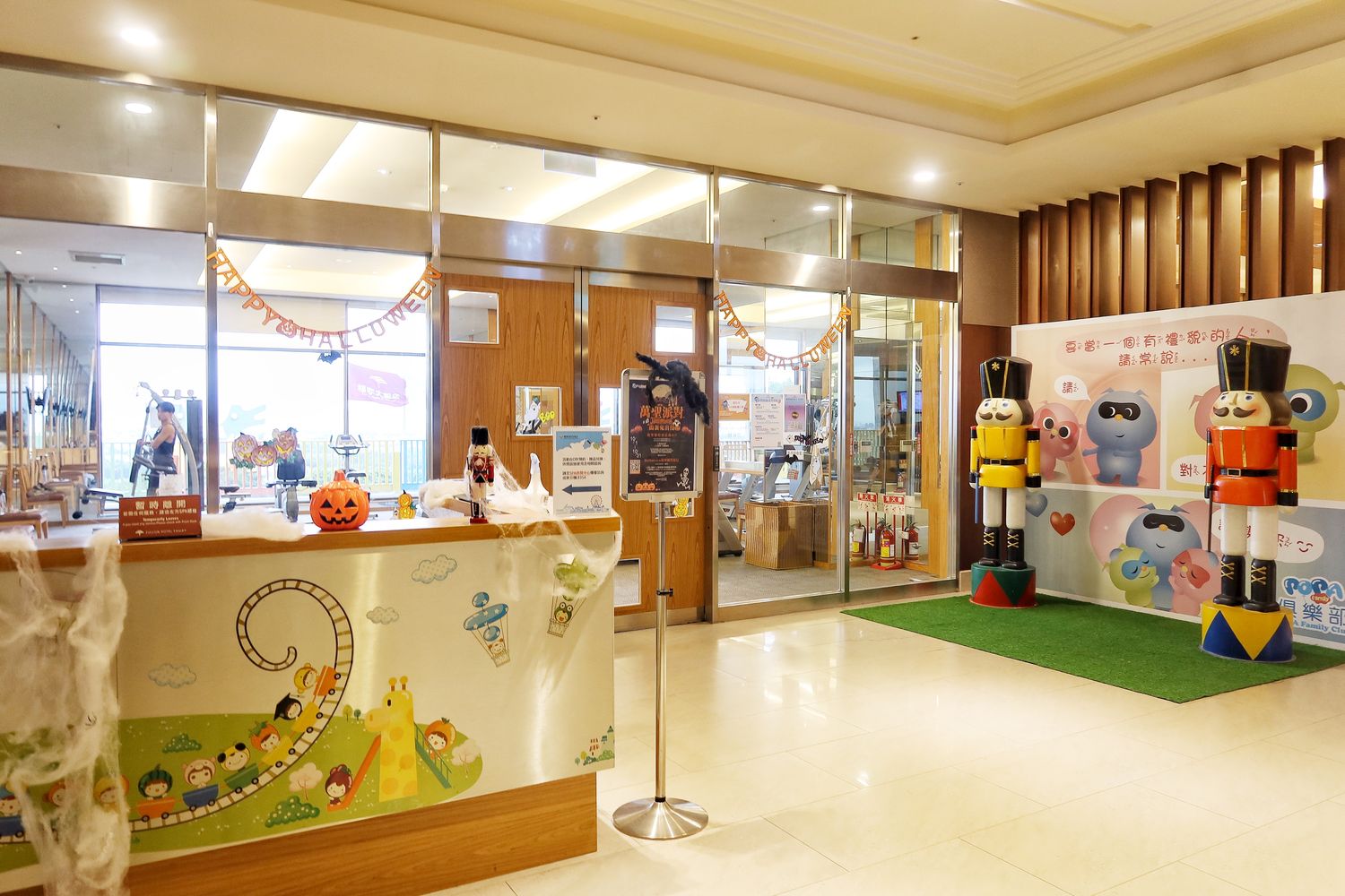 【台中麗寶住宿】福容大飯店麗寶樂園，附設兒童遊戲室.戶外泳池，自助早餐超豐盛，走出門就能玩樂園.搭摩天輪.逛outlet! @混血珊莎的奇幻旅程