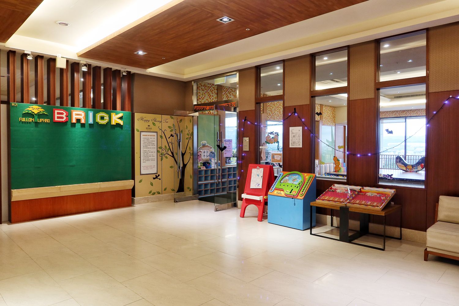 【台中麗寶住宿】福容大飯店麗寶樂園，附設兒童遊戲室.戶外泳池，自助早餐超豐盛，走出門就能玩樂園.搭摩天輪.逛outlet! @混血珊莎的奇幻旅程