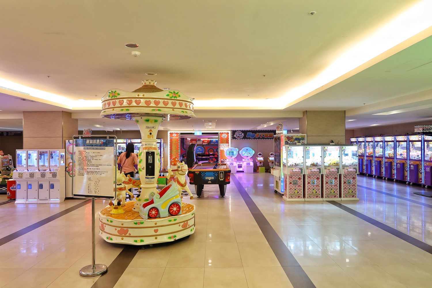 【台中麗寶住宿】福容大飯店麗寶樂園，附設兒童遊戲室.戶外泳池，自助早餐超豐盛，走出門就能玩樂園.搭摩天輪.逛outlet! @混血珊莎的奇幻旅程