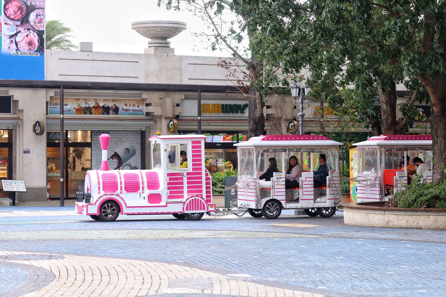 【台中麗寶住宿】福容大飯店麗寶樂園，附設兒童遊戲室.戶外泳池，自助早餐超豐盛，走出門就能玩樂園.搭摩天輪.逛outlet! @混血珊莎的奇幻旅程