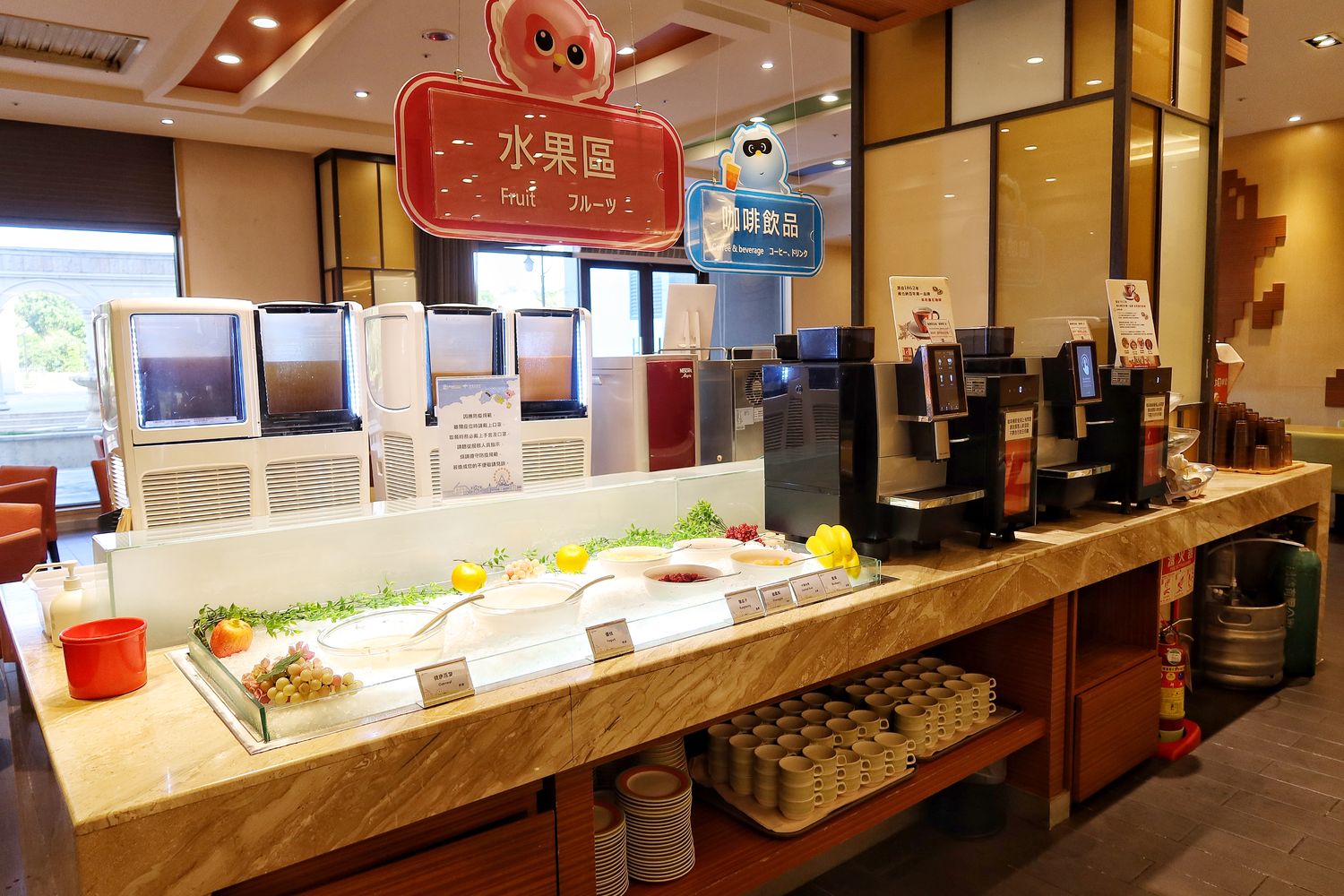【台中麗寶住宿】福容大飯店麗寶樂園，附設兒童遊戲室.戶外泳池，自助早餐超豐盛，走出門就能玩樂園.搭摩天輪.逛outlet! @混血珊莎的奇幻旅程