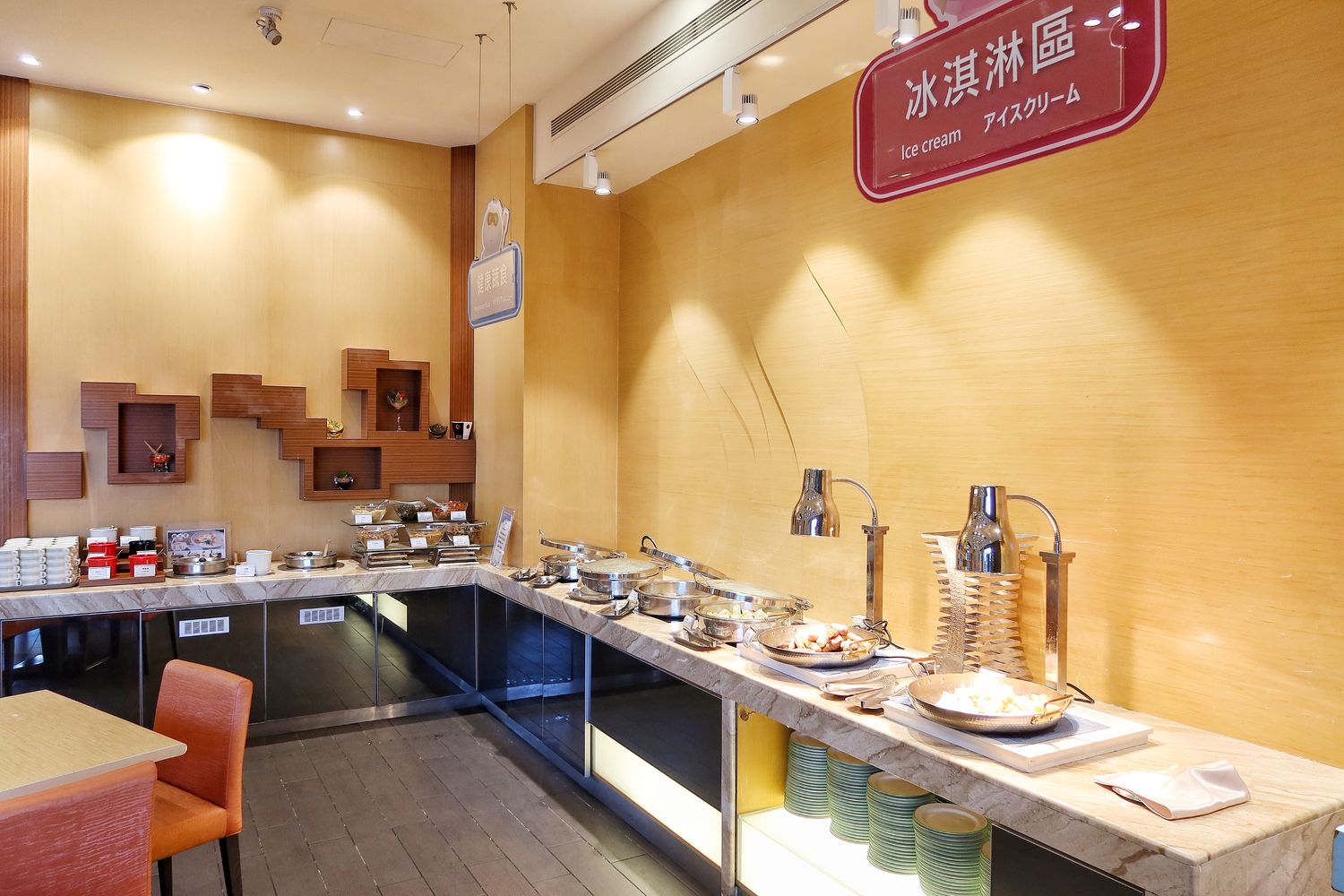 【台中麗寶住宿】福容大飯店麗寶樂園，附設兒童遊戲室.戶外泳池，自助早餐超豐盛，走出門就能玩樂園.搭摩天輪.逛outlet! @混血珊莎的奇幻旅程