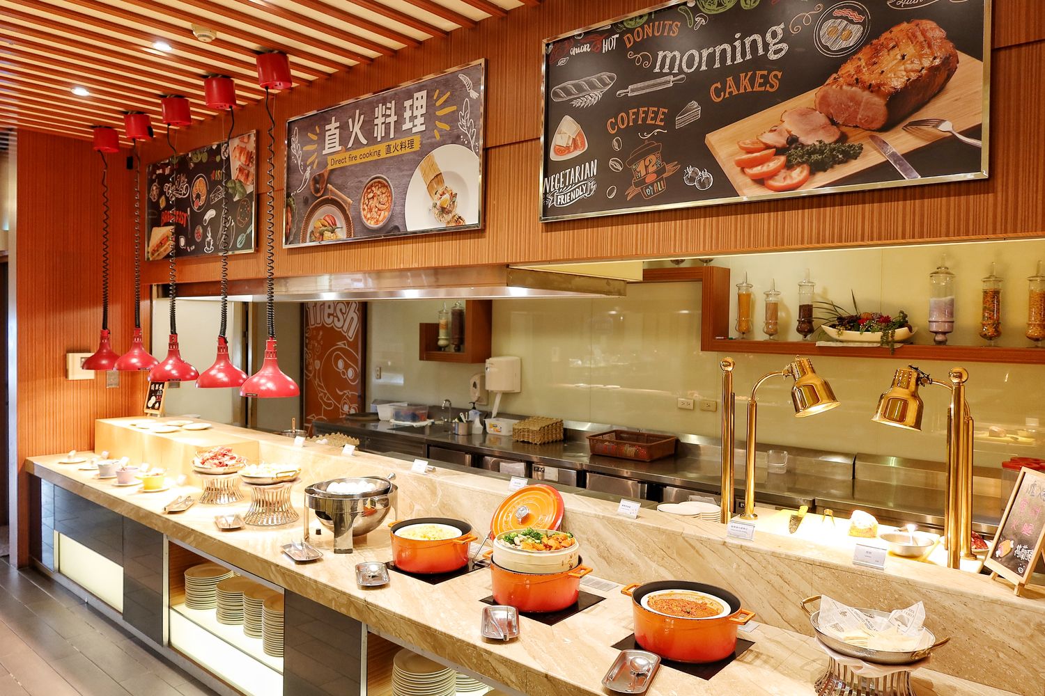 【台中麗寶住宿】福容大飯店麗寶樂園，附設兒童遊戲室.戶外泳池，自助早餐超豐盛，走出門就能玩樂園.搭摩天輪.逛outlet! @混血珊莎的奇幻旅程