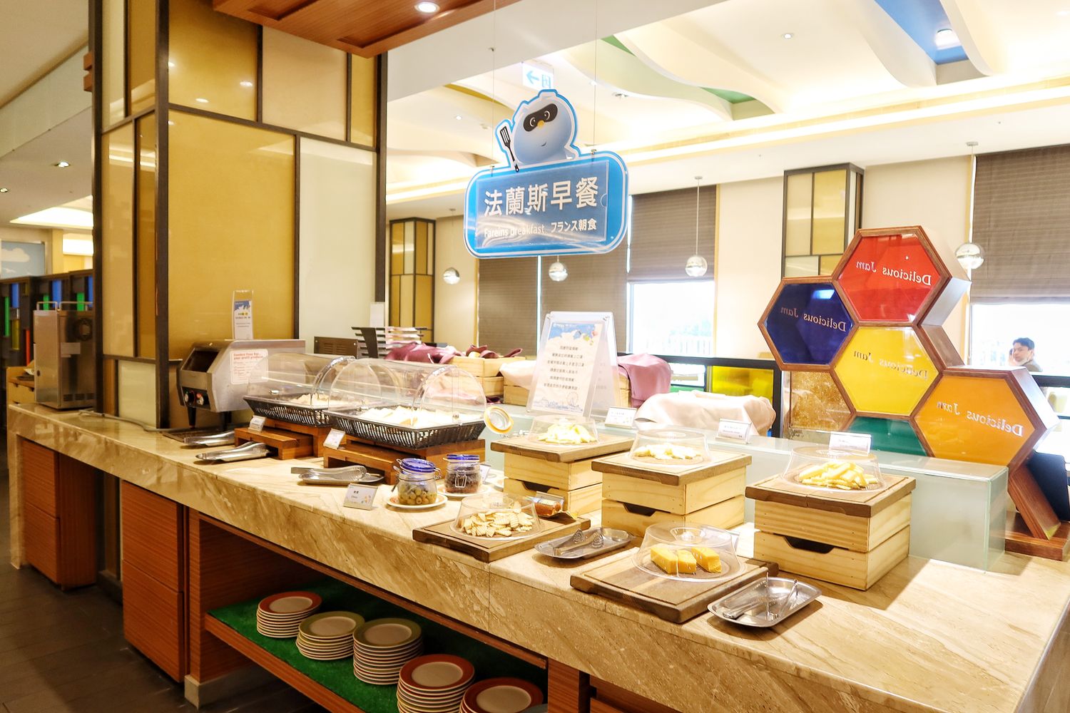 【台中麗寶住宿】福容大飯店麗寶樂園，附設兒童遊戲室.戶外泳池，自助早餐超豐盛，走出門就能玩樂園.搭摩天輪.逛outlet! @混血珊莎的奇幻旅程