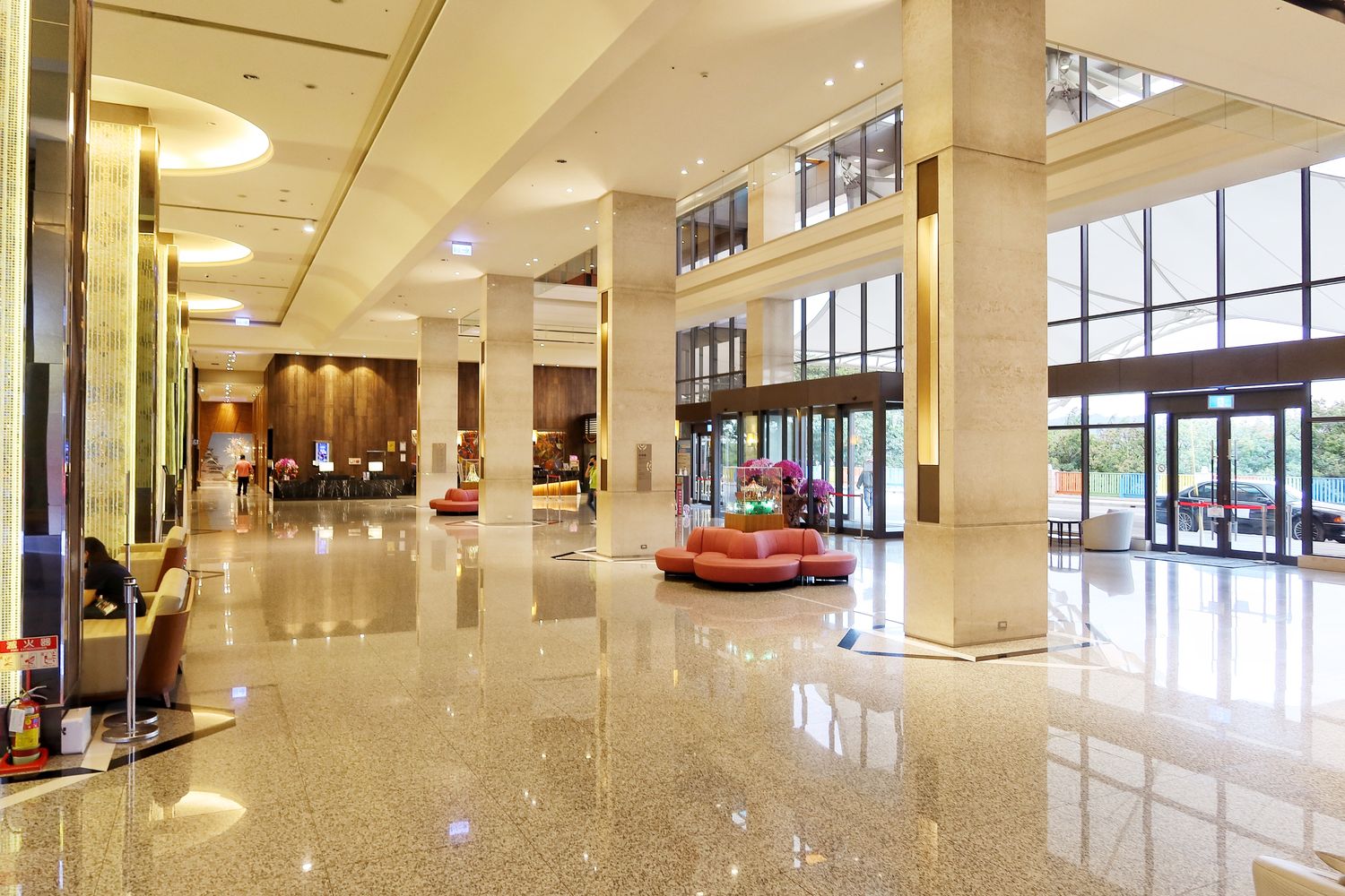 【台中麗寶住宿】福容大飯店麗寶樂園，附設兒童遊戲室.戶外泳池，自助早餐超豐盛，走出門就能玩樂園.搭摩天輪.逛outlet! @混血珊莎的奇幻旅程