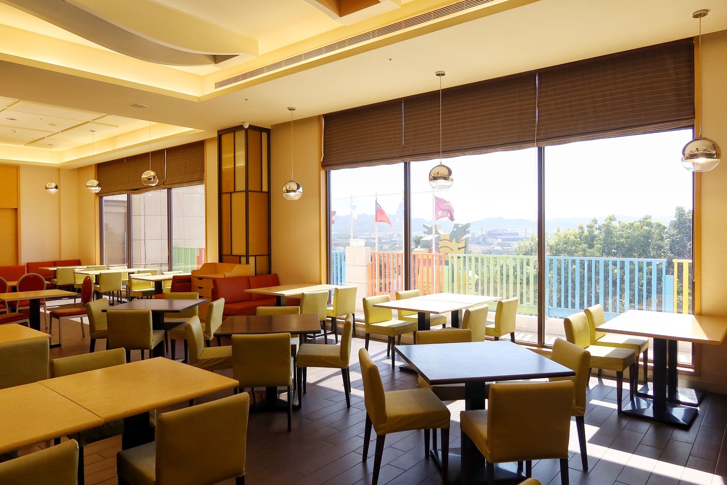 【台中麗寶住宿】福容大飯店麗寶樂園，附設兒童遊戲室.戶外泳池，自助早餐超豐盛，走出門就能玩樂園.搭摩天輪.逛outlet! @混血珊莎的奇幻旅程